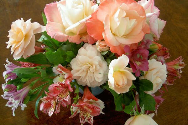 Bellissimo mazzo di fiori di rosa