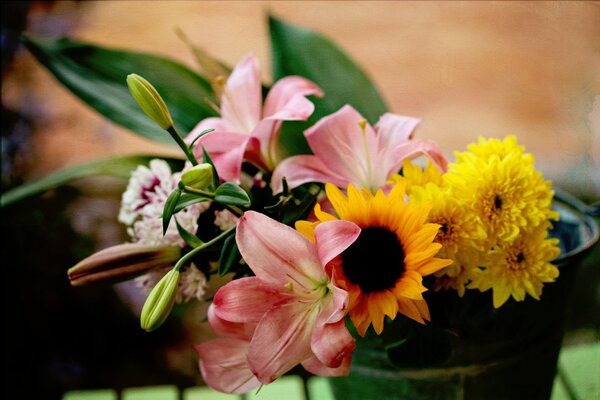 Intéressant bouquet inhabituel de fleurs