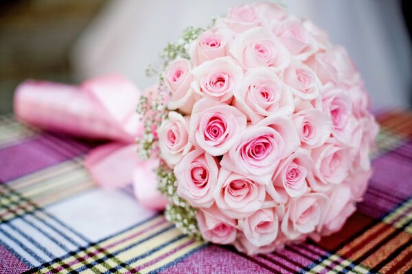 Ramo de novia de rosas y gypsophila