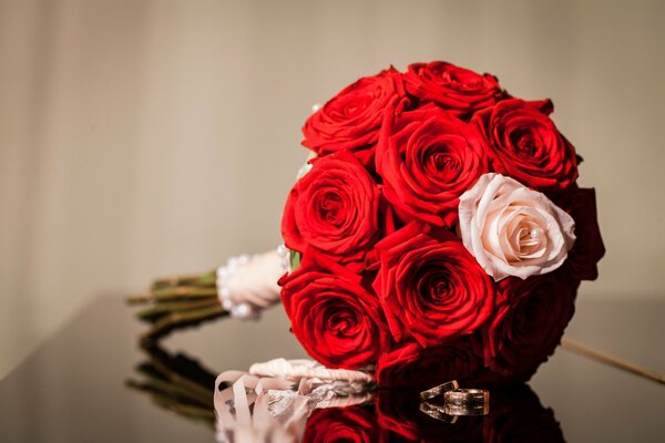 A bouquet of roses as a gift on the table