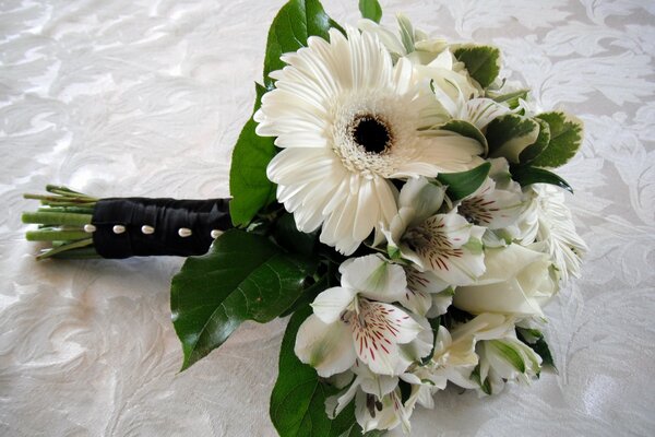 A small bouquet with white flowers