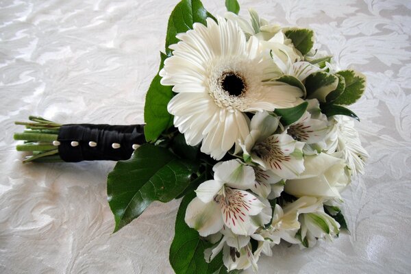 Petit bouquet avec des fleurs blanches