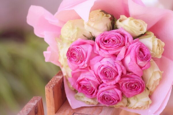 Beau bouquet de roses roses et crème