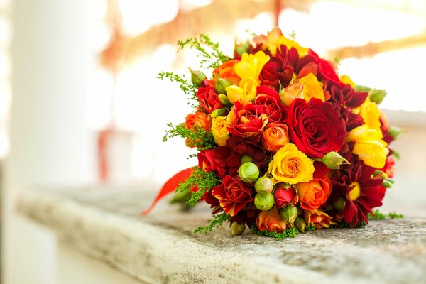 Blumenstrauß aus roten, gelben Blüten