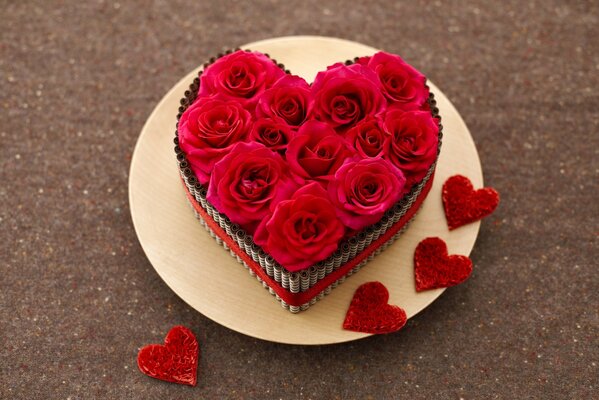 Красные розы в тарелке в форме сердца