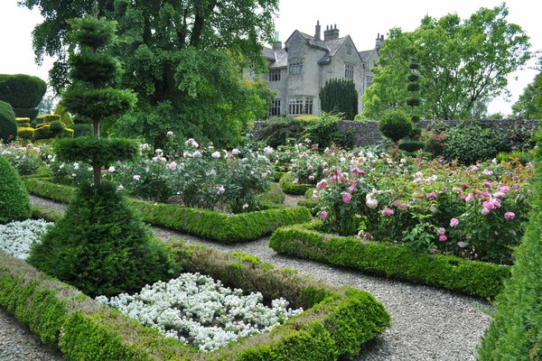 Jardín de flores frente al castillo gris