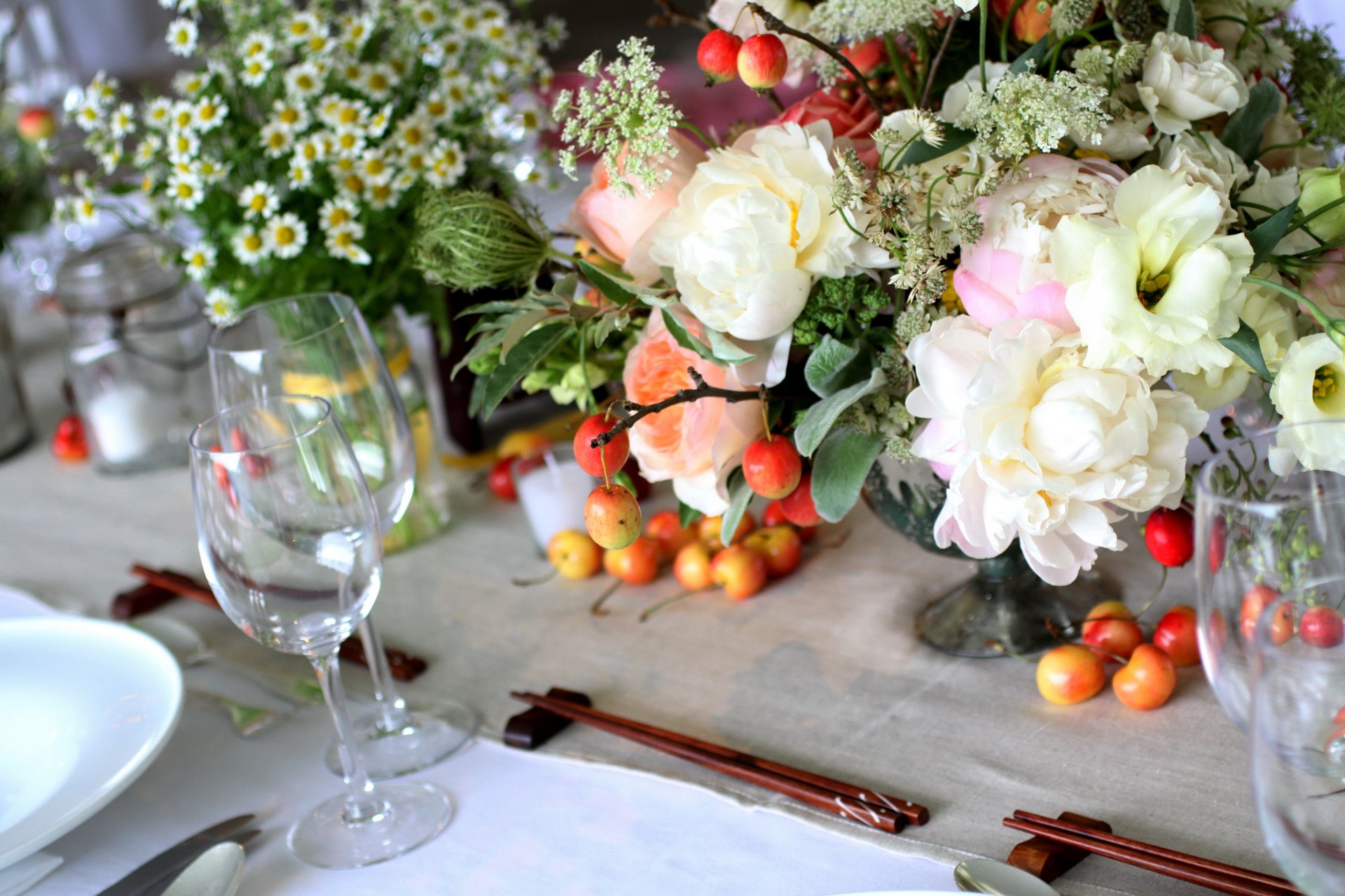 blumenstrauß vase tisch servieren chinesische stäbchen glas gänseblümchen pfingstrosen blumen kirschen