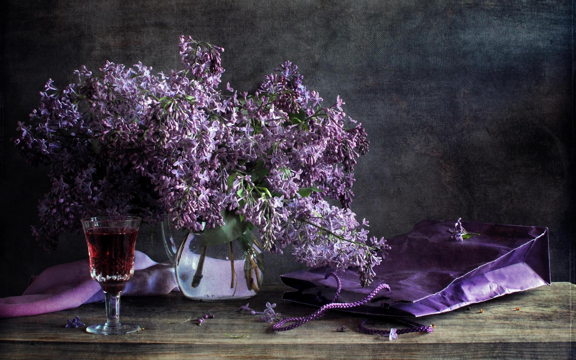 lila naturaleza muerta flores florero copa de vino mesa paquete