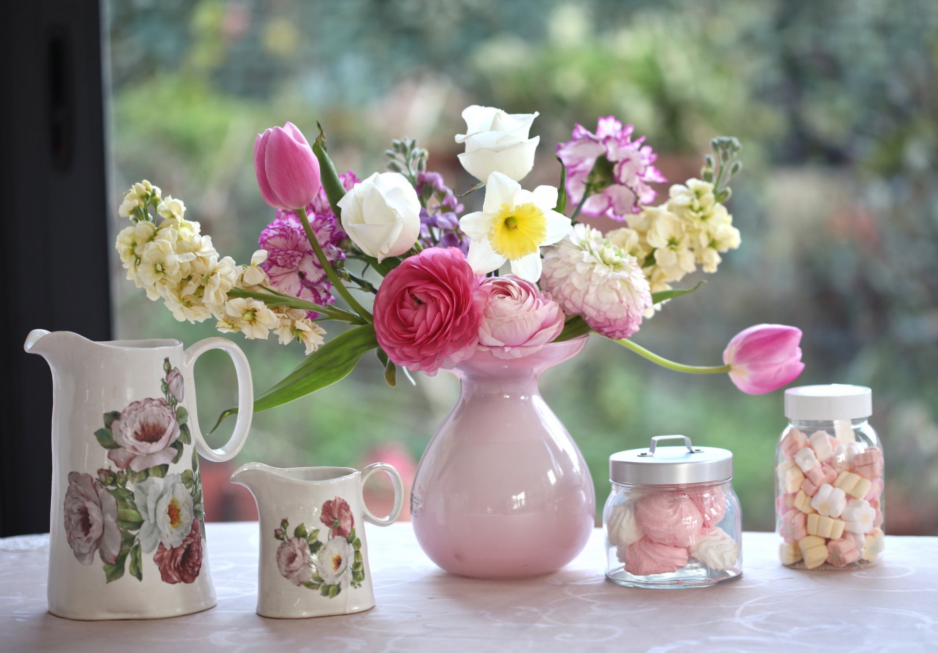 bouquet vaso brocche marshmallow tulipani garofani narciso ranuncolo © elena di sguardo