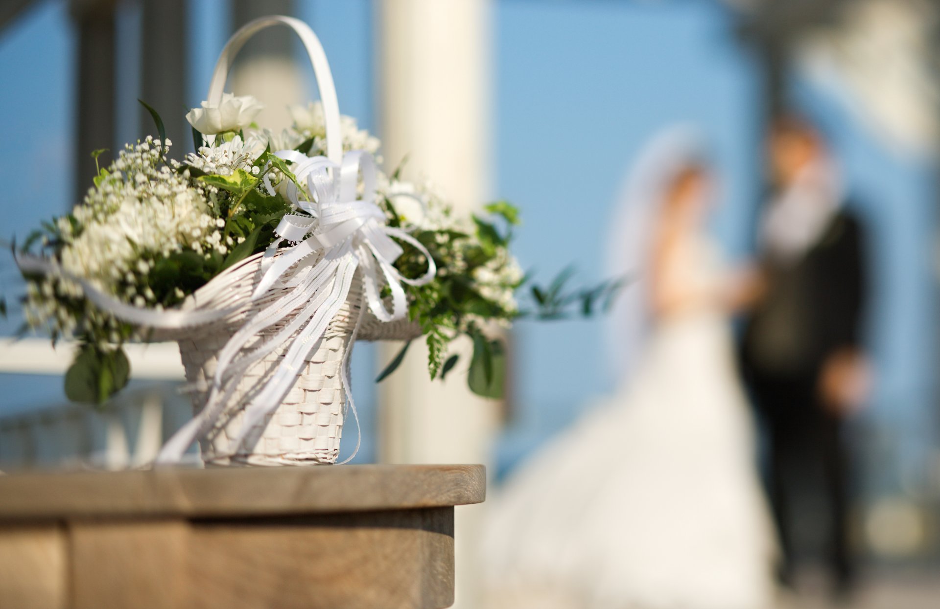 cesta ramo flores cinta bokeh boda novio novia