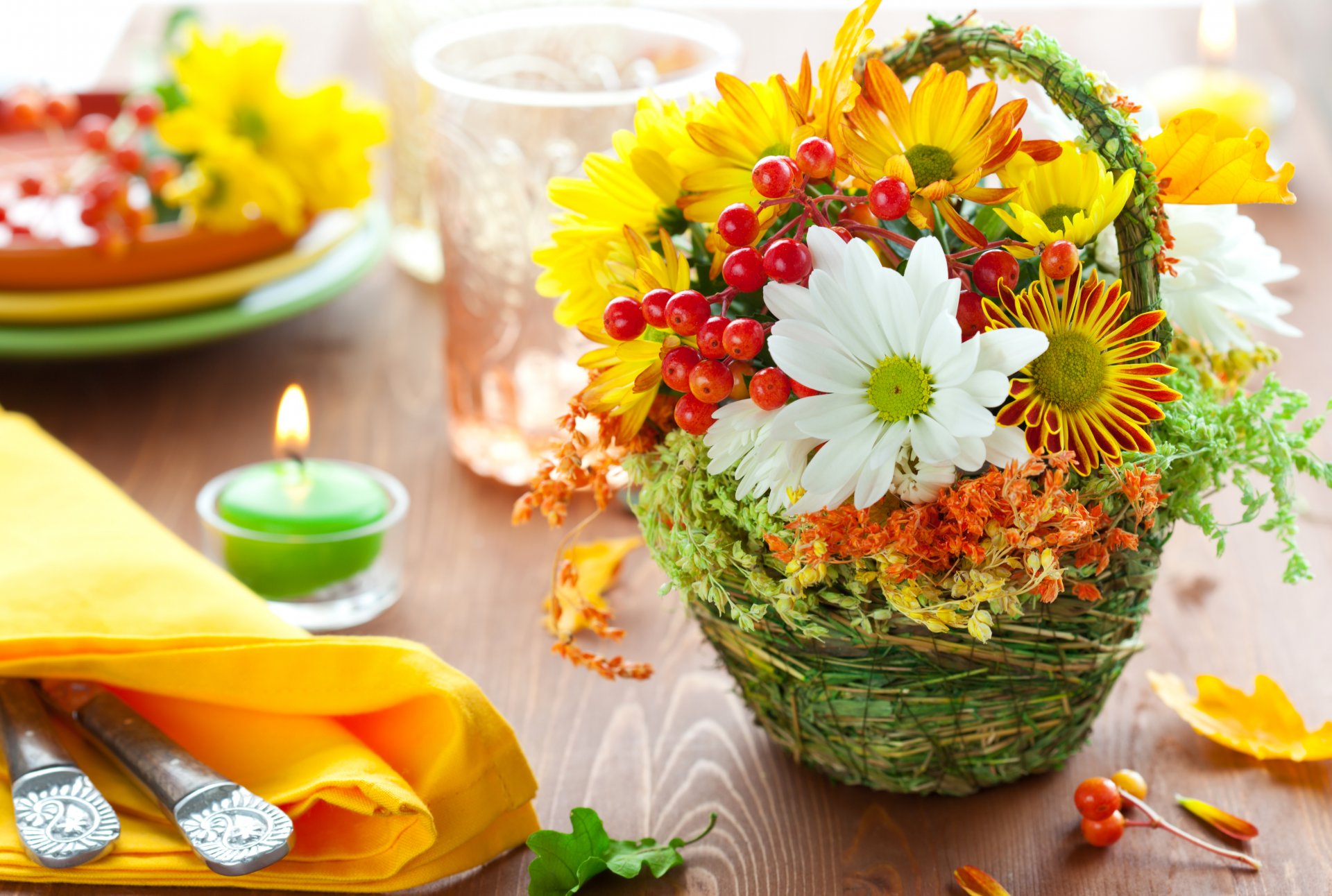 table bougie feu serviette couverts bouquet fleurs feuilles baies sorbier