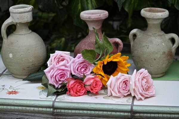 Bouquet di rose rosa e girasoli
