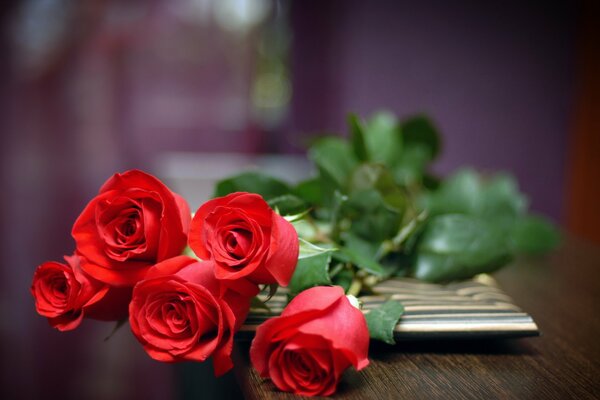 Bouquet de roses écarlates sur la table