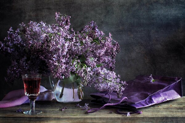 Ramo de Lilas en un jarrón con una Copa de vino