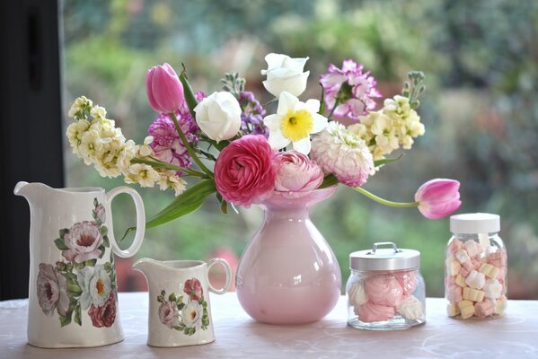 Foto di un bouquet in un vaso di tulipani rose e narcisi