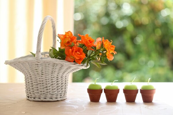 Blumen-Komposition in einem Korb auf dem Tisch