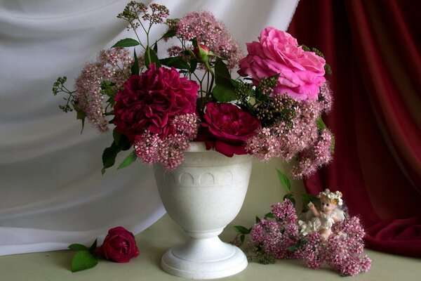 Beau bouquet de fleurs dans un vase blanc