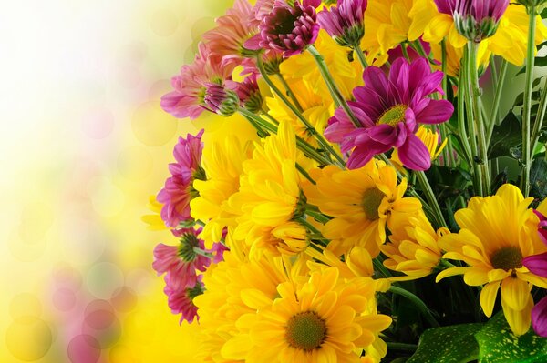 Bouquet luminoso con fiori gialli e lilla
