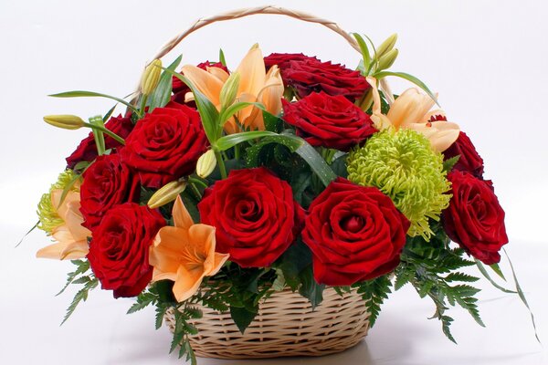 Panier de fleurs de lys et roses rouges