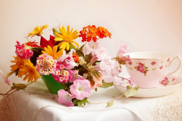 Composition d un bouquet de fleurs dans un pot