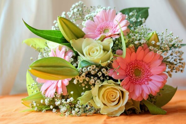 Bouquet of roses and gerberas for your beloved