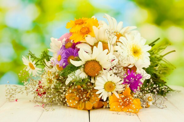 Schöner Blumenstrauß aus Gänseblümchen und Gerbera