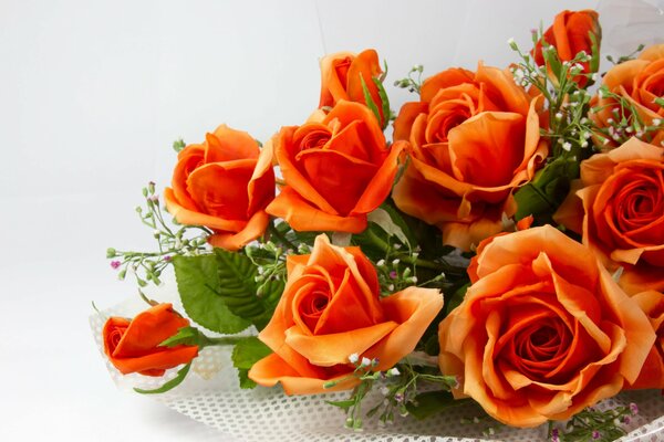 Bouquet de roses oranges dans un paquet