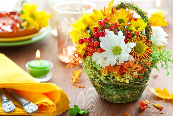 Blumenstrauß der Herbstblumen auf dem Tisch