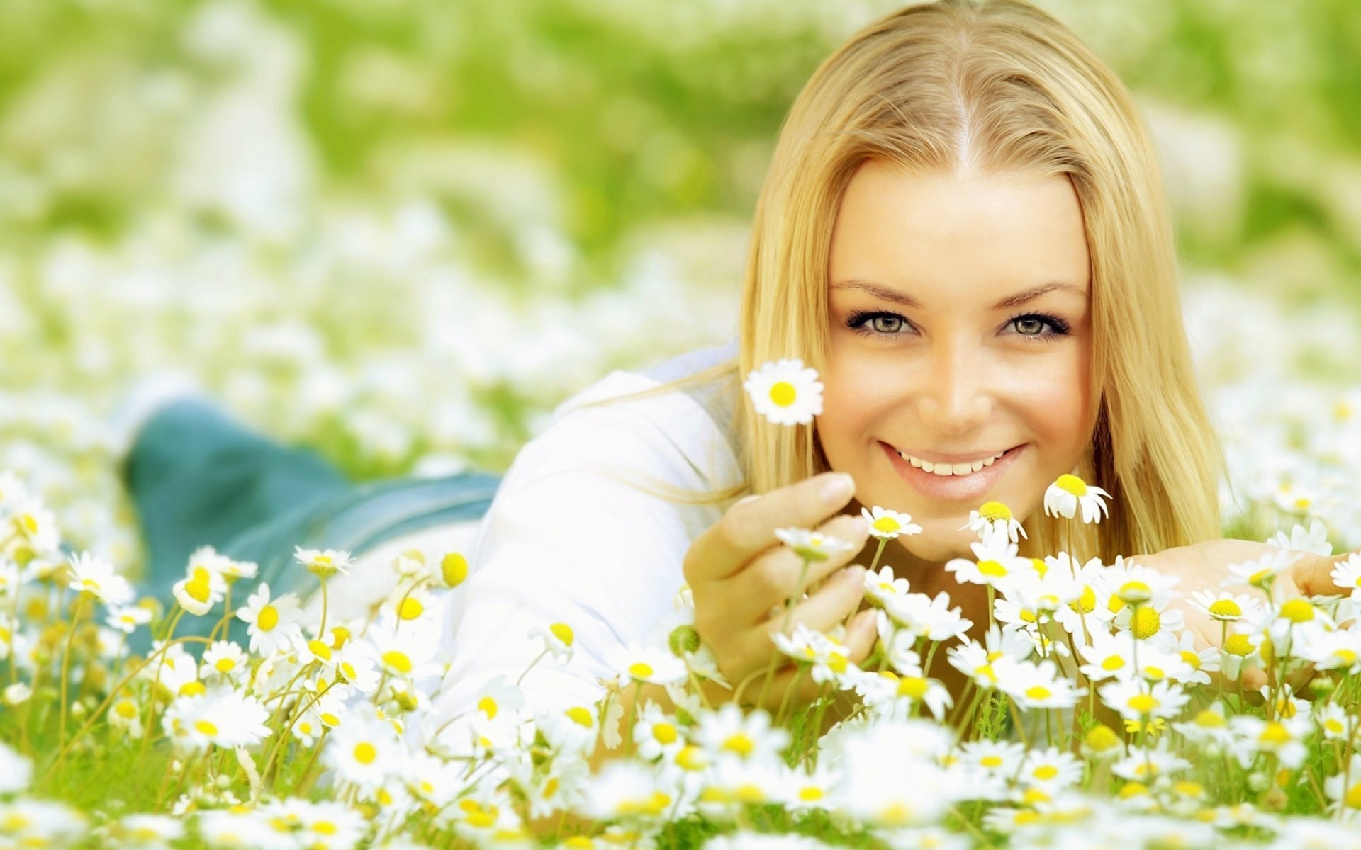 flowers daisy girl blonde smile look sun positive joy happiness eyes face background wallpaper