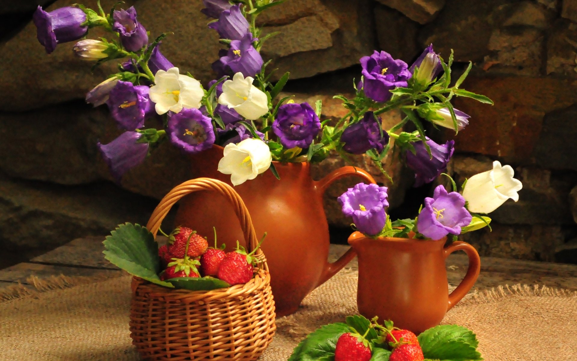 fleurs bouquet fleur cloches nature été nature morte fraise baie panier panier cruche