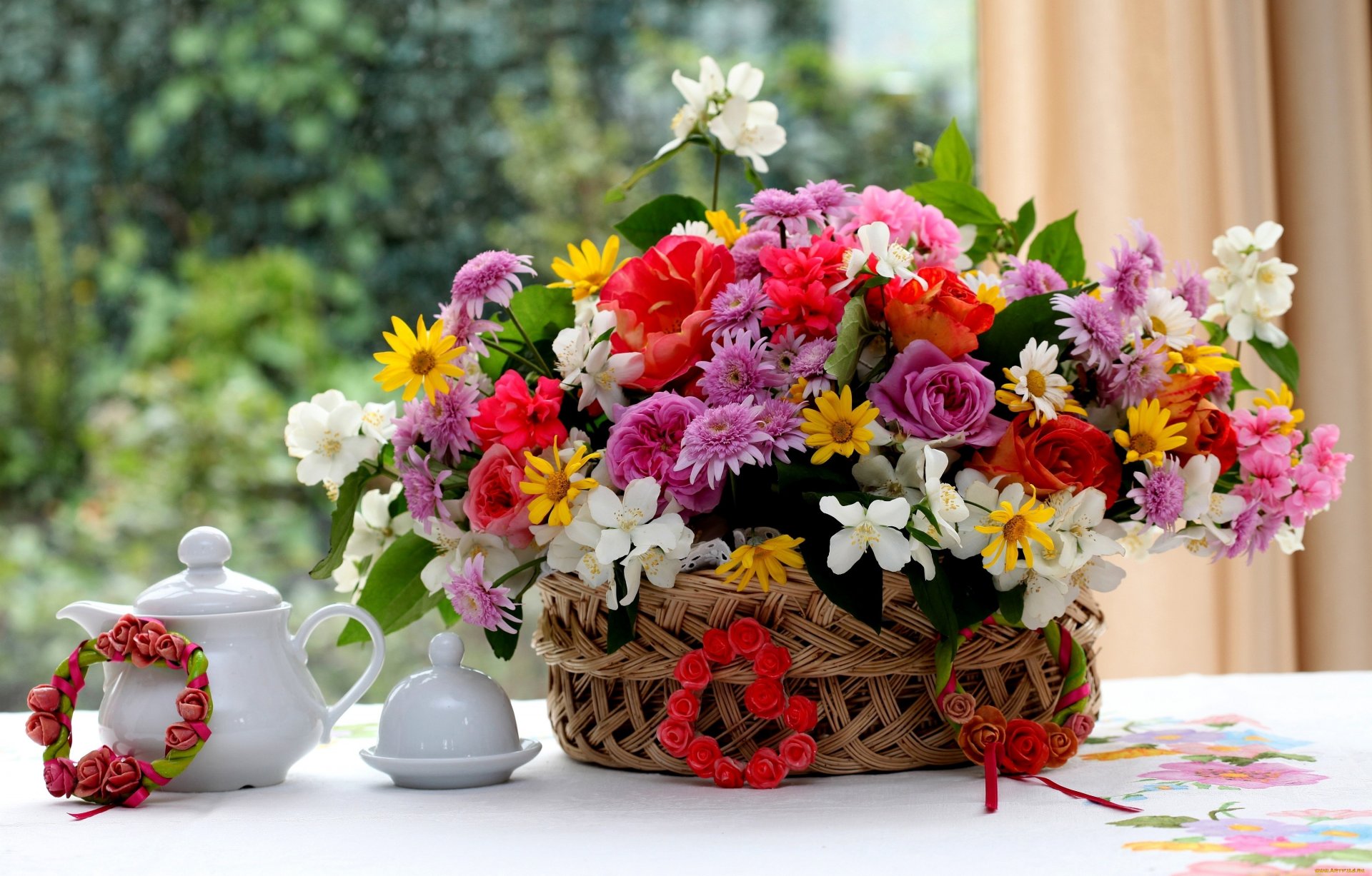 géranium jasmin roses composition bouquet panier bouilloire