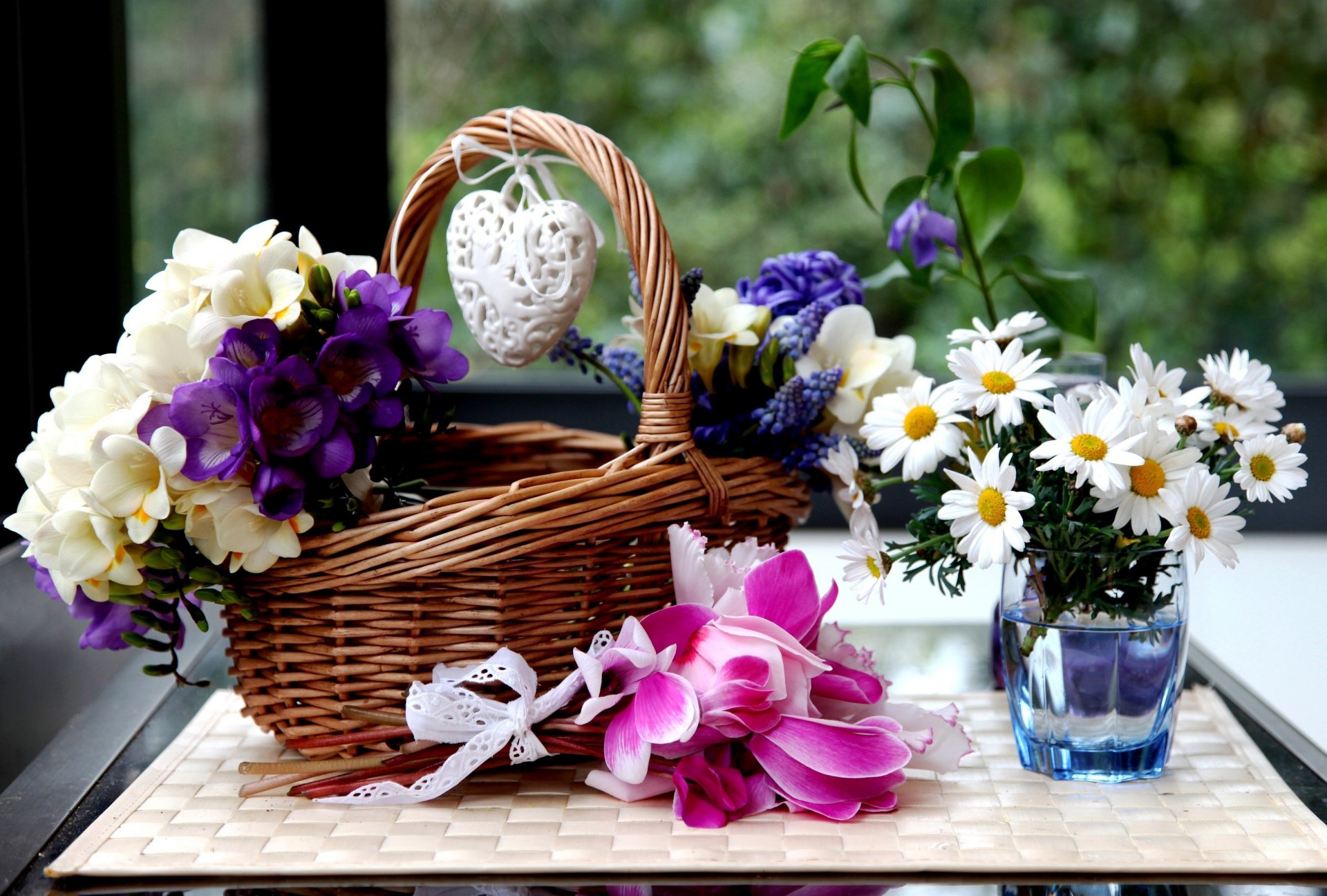 fleurs cyclamen marguerites jacinthes freesia panier coeur verre eau