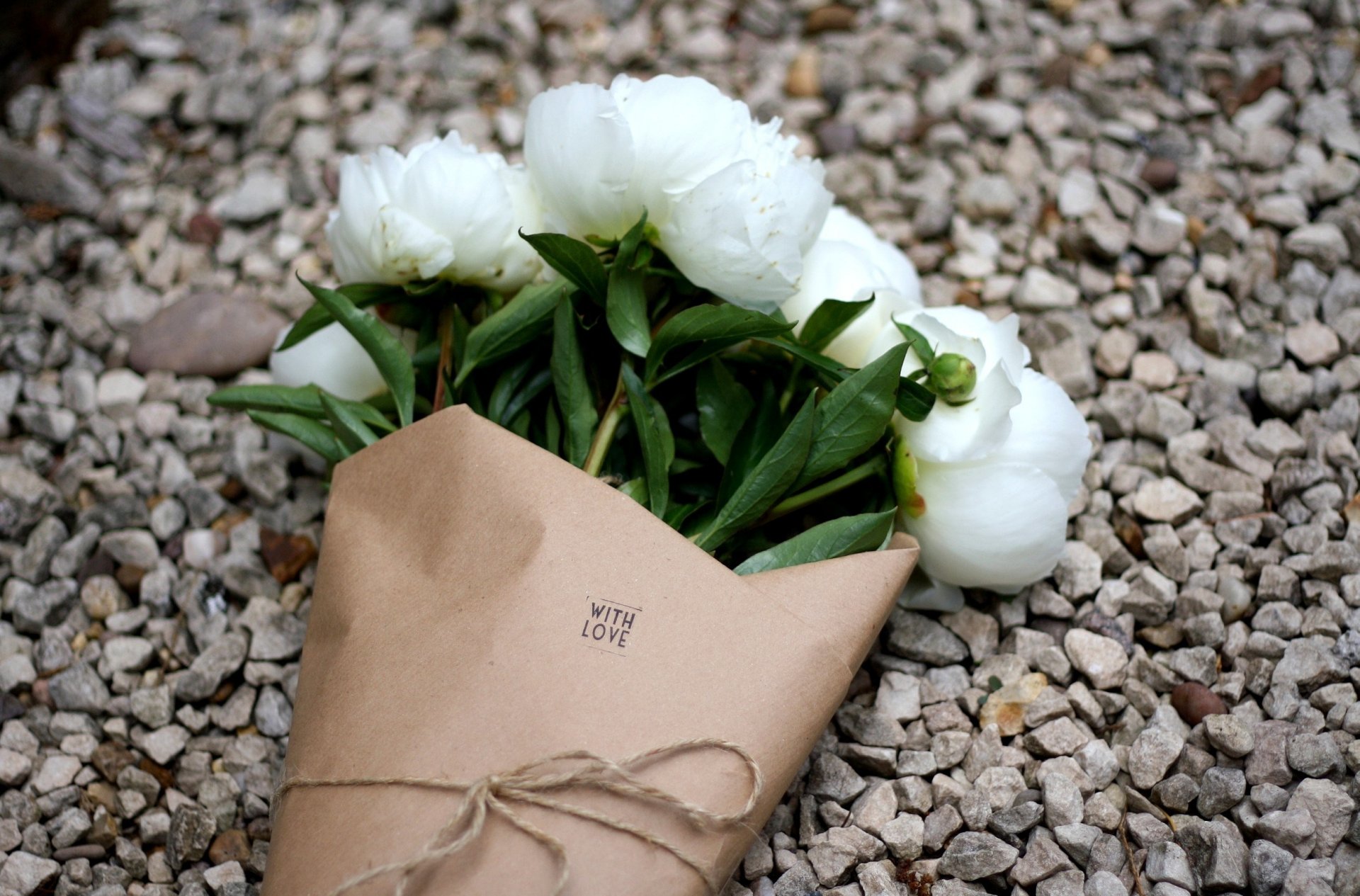 fiori bouquet bianco peonie ghiaia con amore