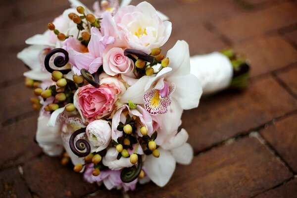 Bouquet de mariée sur plancher en bois