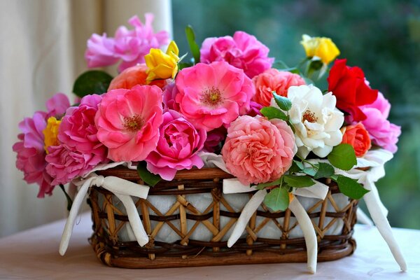 Corinka con rosas en la mesa