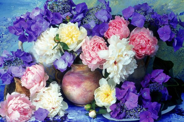 Hortensias multicolores y peonías en un jarrón