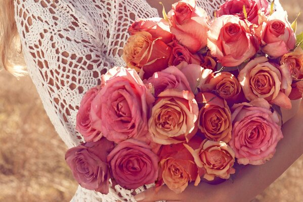 Bouquet de roses roses dans les mains