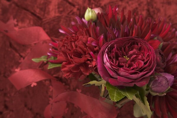 Fiori bordeaux con nastro rosso