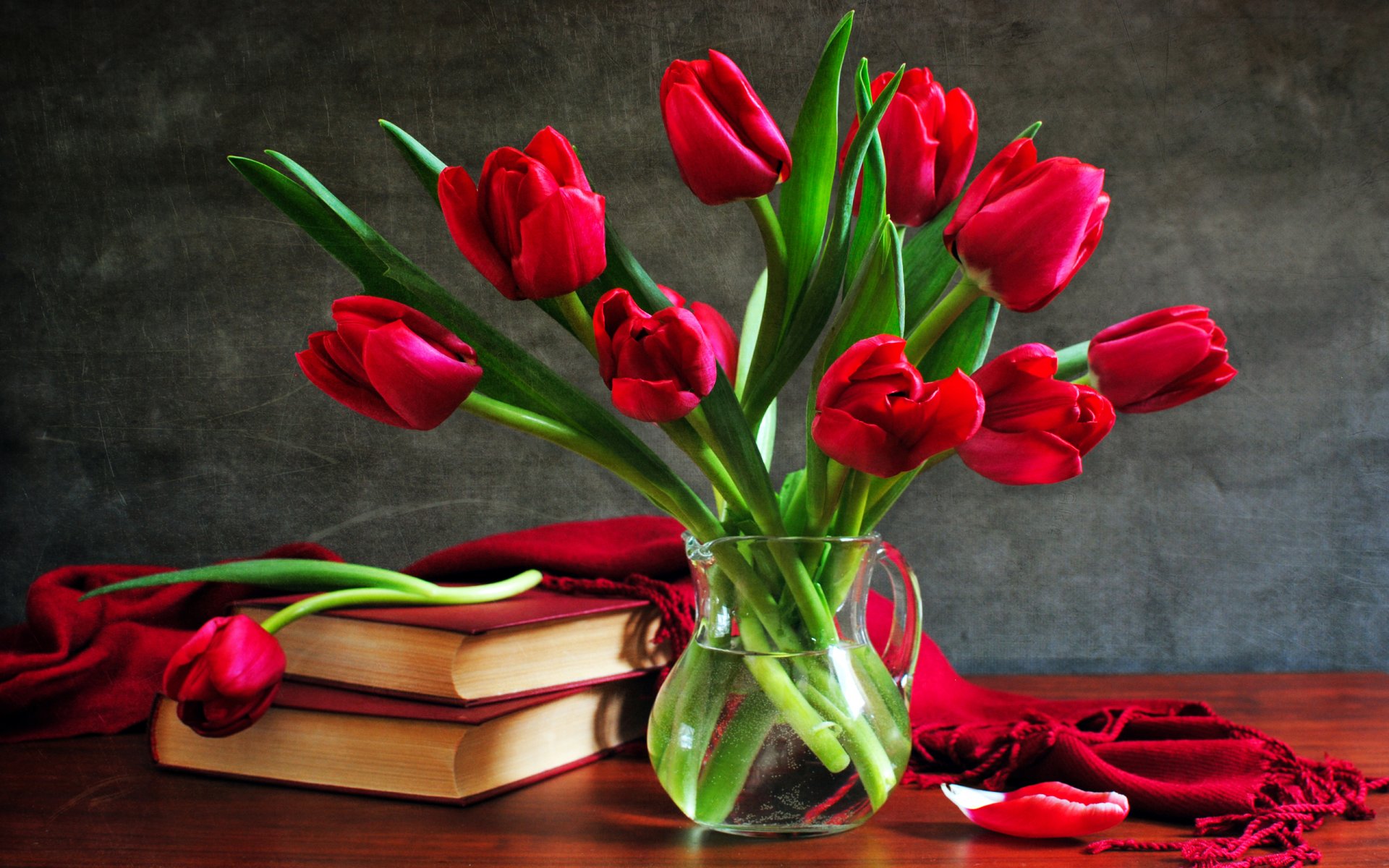 nature morte tulipes bouquet vase livres