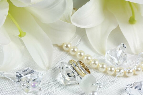 Gigli bianchi, anelli e perle