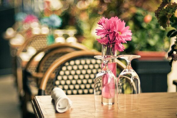 Due bicchieri sul tavolo in un caffè