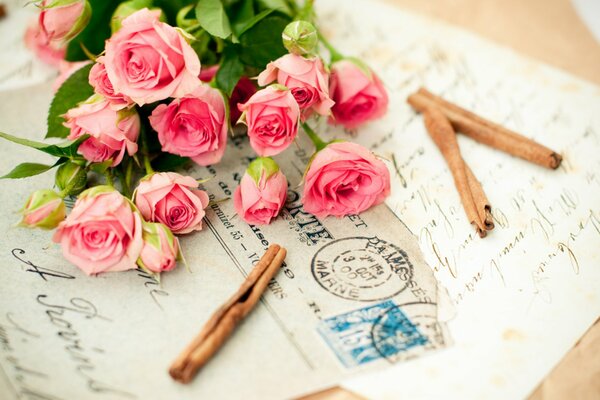 Romantico mazzo di rose sulle lettere