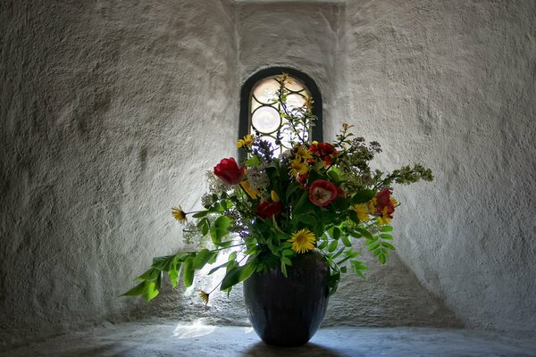 Schöner Blumenstrauß am Vintage-Fenster