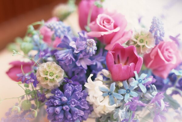 Flower arrangement with rose and lilac