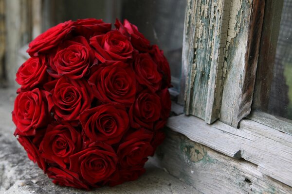 Bouquet da sposa di rose rosse