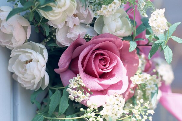 Hermoso ramo de rosas y peonías