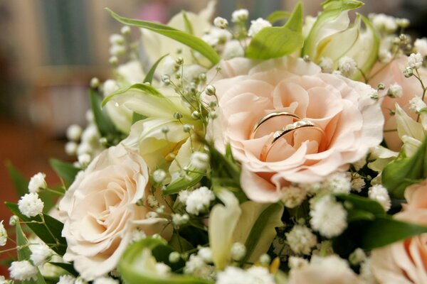 Anillos de compromiso en un ramo de novia