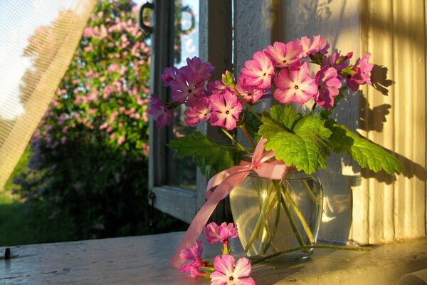 Ramo de flores de verano en el alféizar de la ventana