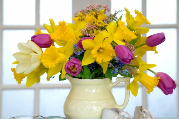 Bouquet jaune dans un pichet jaunâtre