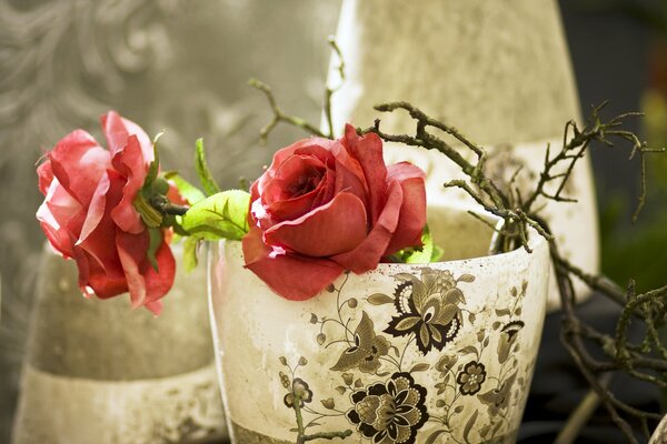 Fleurs artificielles dans un vase avec un motif